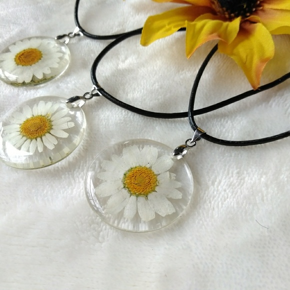 FLASH SALE Daisy Necklace - Flower Jewelry - Picture 2 of 4